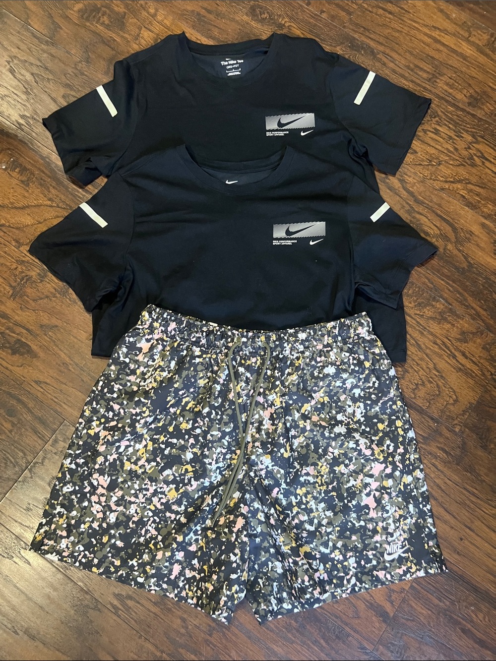 NIKE mens Jordan Essentials poolside shorts with 2 The Nike Tee shirts size L